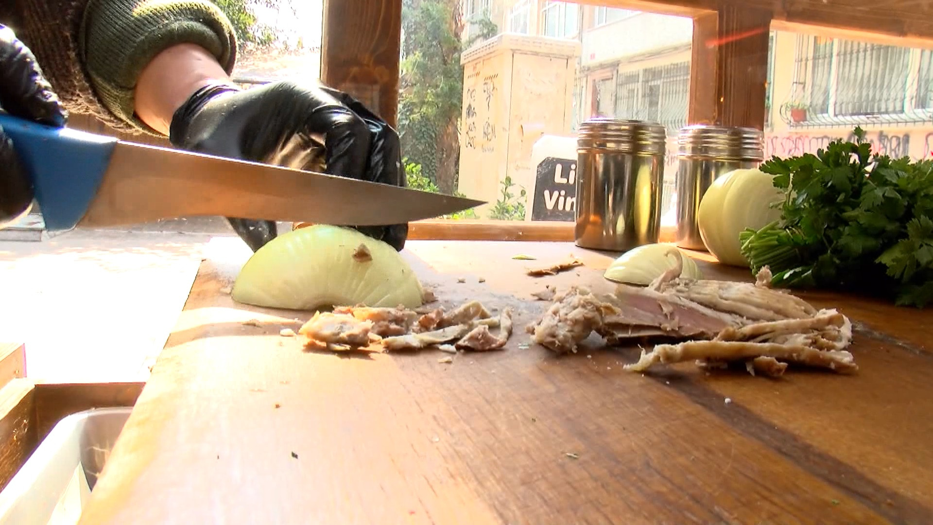 10 yıl önce Türkiye’ye geldiğinde tattı... Japon Yuji şimdi Kadıköy'de kendi tezgahında satıyor - Resim: 4