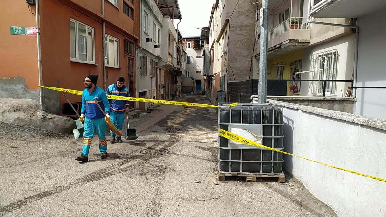 1,5 tonluk kimyasal madde alarmı. Giriş çıkışlar kapatıldı - Resim: 3