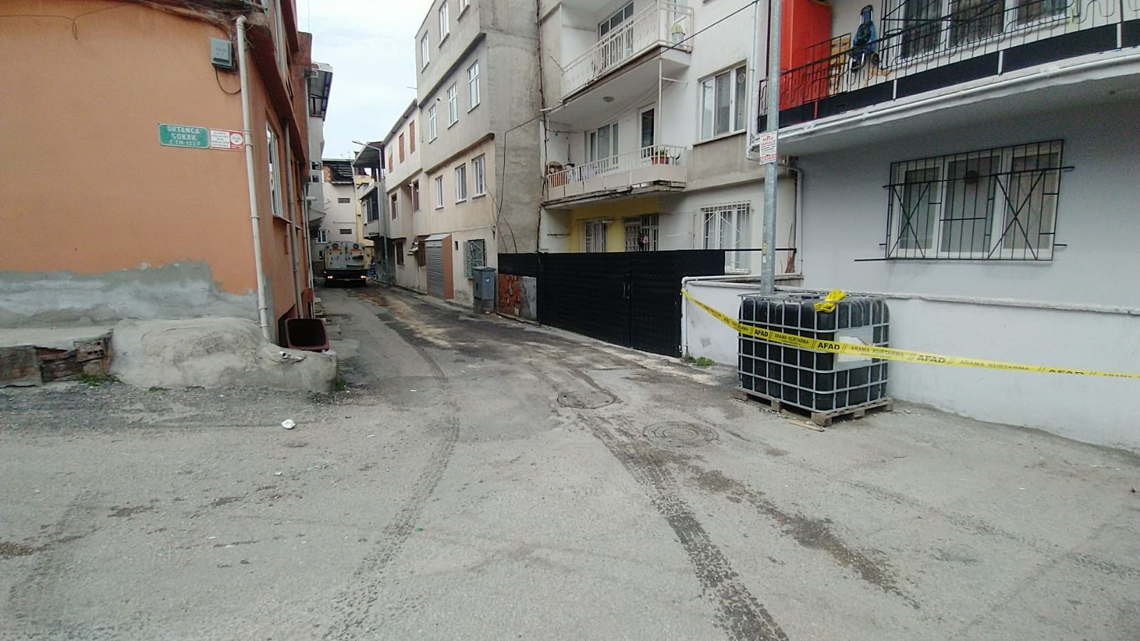 1,5 tonluk kimyasal madde alarmı. Giriş çıkışlar kapatıldı - Resim: 1