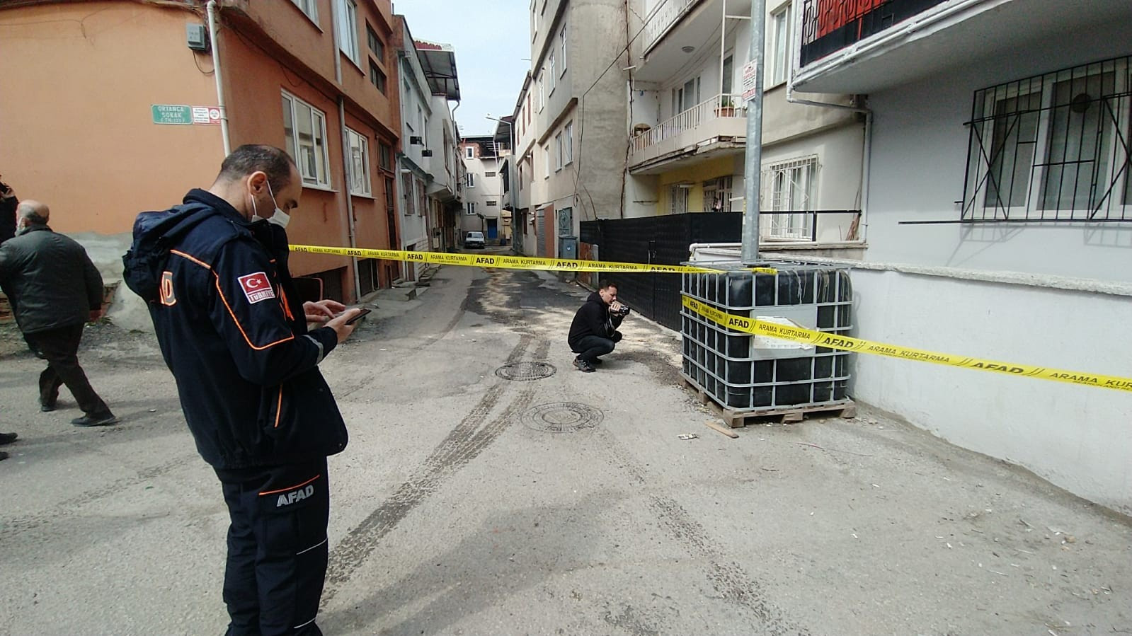 1,5 tonluk kimyasal madde alarmı. Giriş çıkışlar kapatıldı - Resim: 2