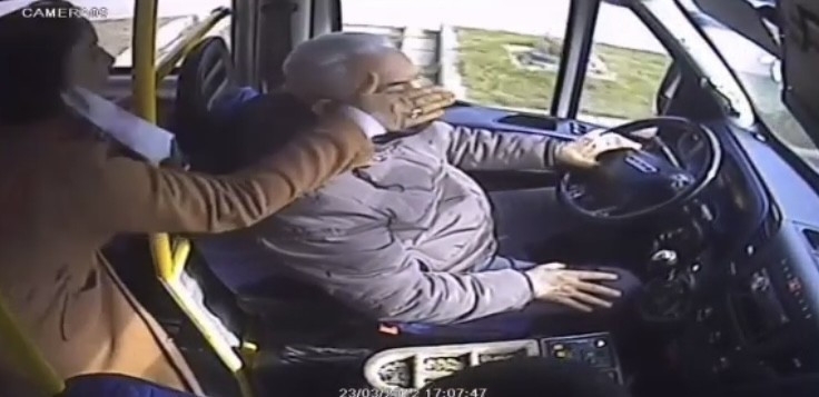Kadın yolcudan minibüs şoförüne ve diğer yolculara saldırı kamerada. Yolculara çanta ile saldırdı, minibüs şoförüne tokat attı - Resim: 1