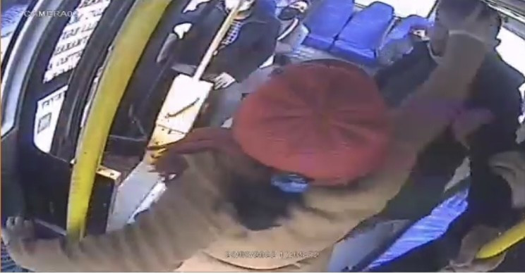 Kadın yolcudan minibüs şoförüne ve diğer yolculara saldırı kamerada. Yolculara çanta ile saldırdı, minibüs şoförüne tokat attı - Resim: 2