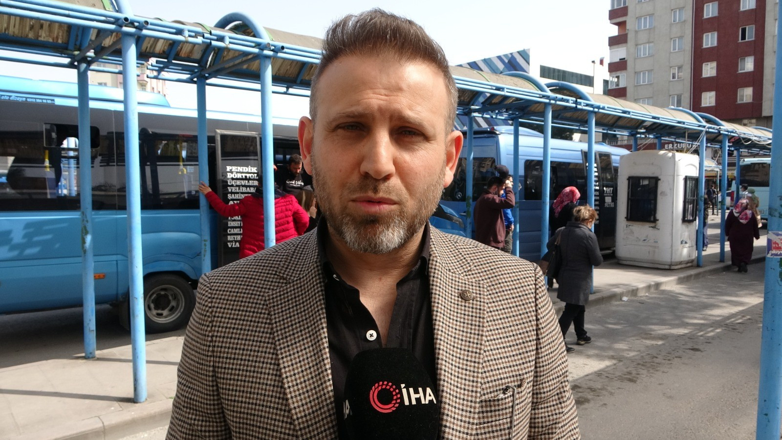 Kadın yolcudan minibüs şoförüne ve diğer yolculara saldırı kamerada. Yolculara çanta ile saldırdı, minibüs şoförüne tokat attı - Resim: 5