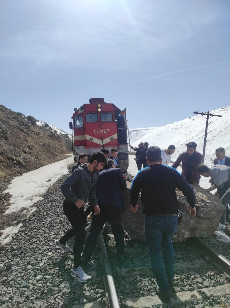 Doğu Ekspresine kaya engeli. Raylara düşen kayayı yolcular kaldırdı - Resim: 5