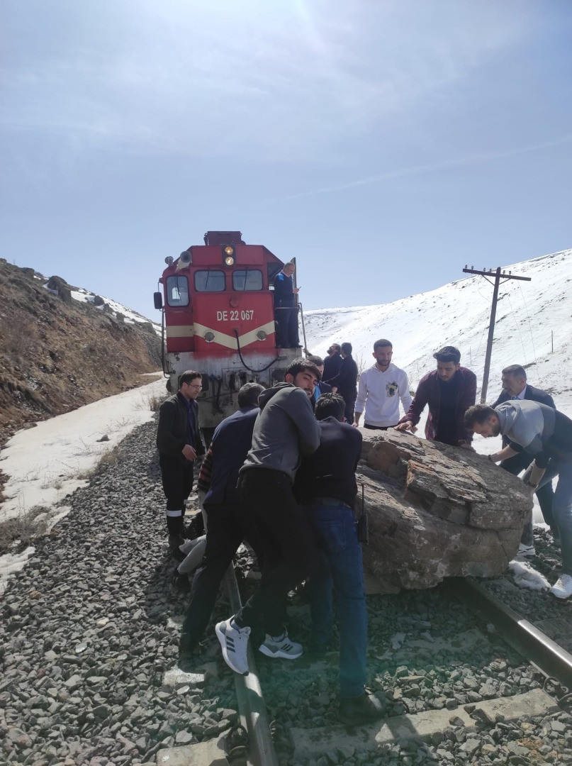 Doğu Ekspresine kaya engeli. Raylara düşen kayayı yolcular kaldırdı - Resim: 1