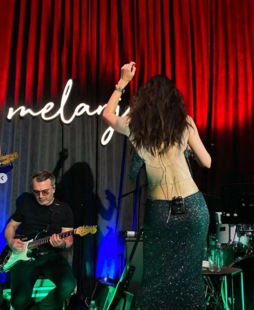 Defne Samyeli'nin, derin sırt dekoltesi nefesleri kesti - Resim: 10