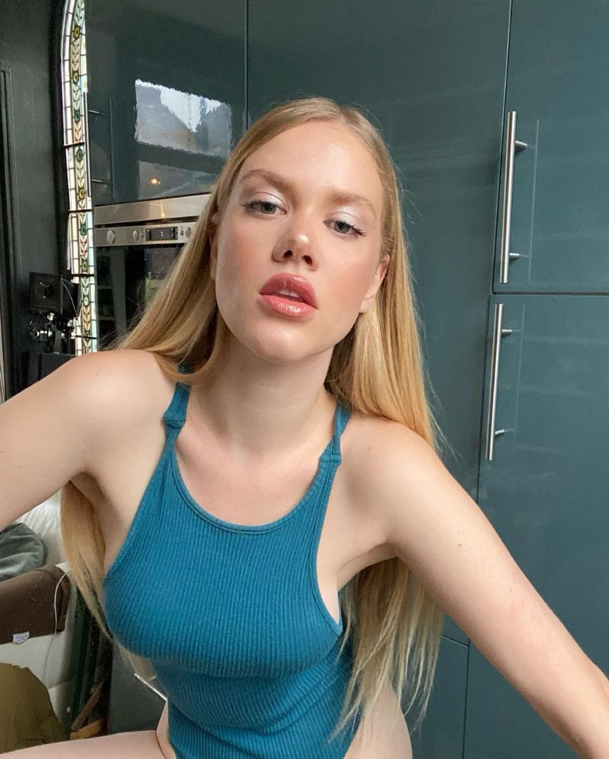 Serel Yereli'nin dekolteli pozuna tepki yağdı! - Resim: 12