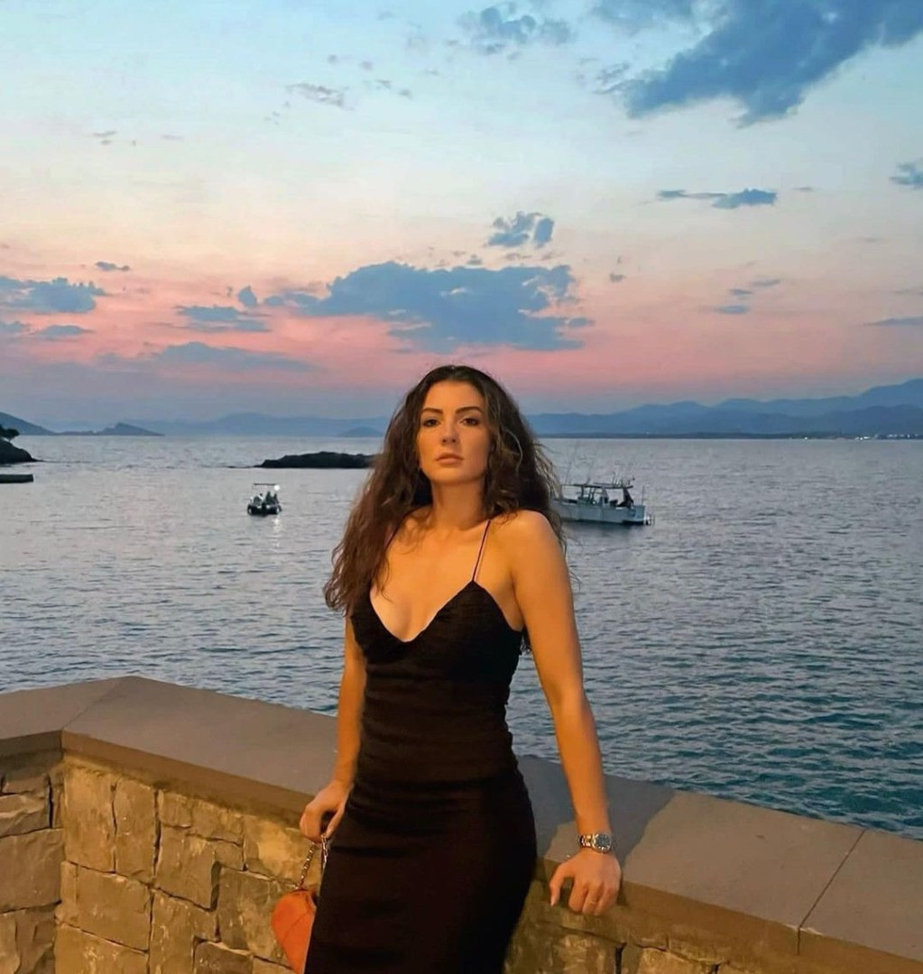 Burcu Özberk mini etekli pozuyla nefes kesti - Resim: 7