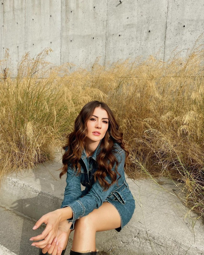 Burcu Özberk mini etekli pozuyla nefes kesti - Resim: 8