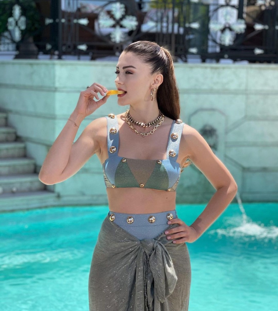 Burcu Özberk mini etekli pozuyla nefes kesti - Resim: 1