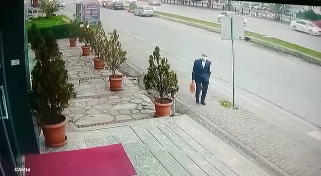 Takım elbiseli hırsızın bisiklet çaldığı anlar kamerada - Resim: 2