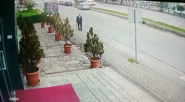 Takım elbiseli hırsızın bisiklet çaldığı anlar kamerada - Resim: 1