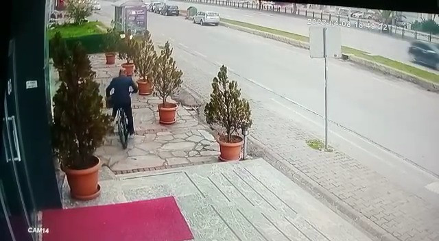Takım elbiseli hırsızın bisiklet çaldığı anlar kamerada - Resim: 4