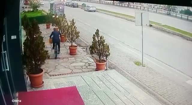 Takım elbiseli hırsızın bisiklet çaldığı anlar kamerada - Resim: 6