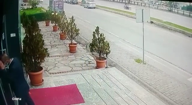 Takım elbiseli hırsızın bisiklet çaldığı anlar kamerada - Resim: 3
