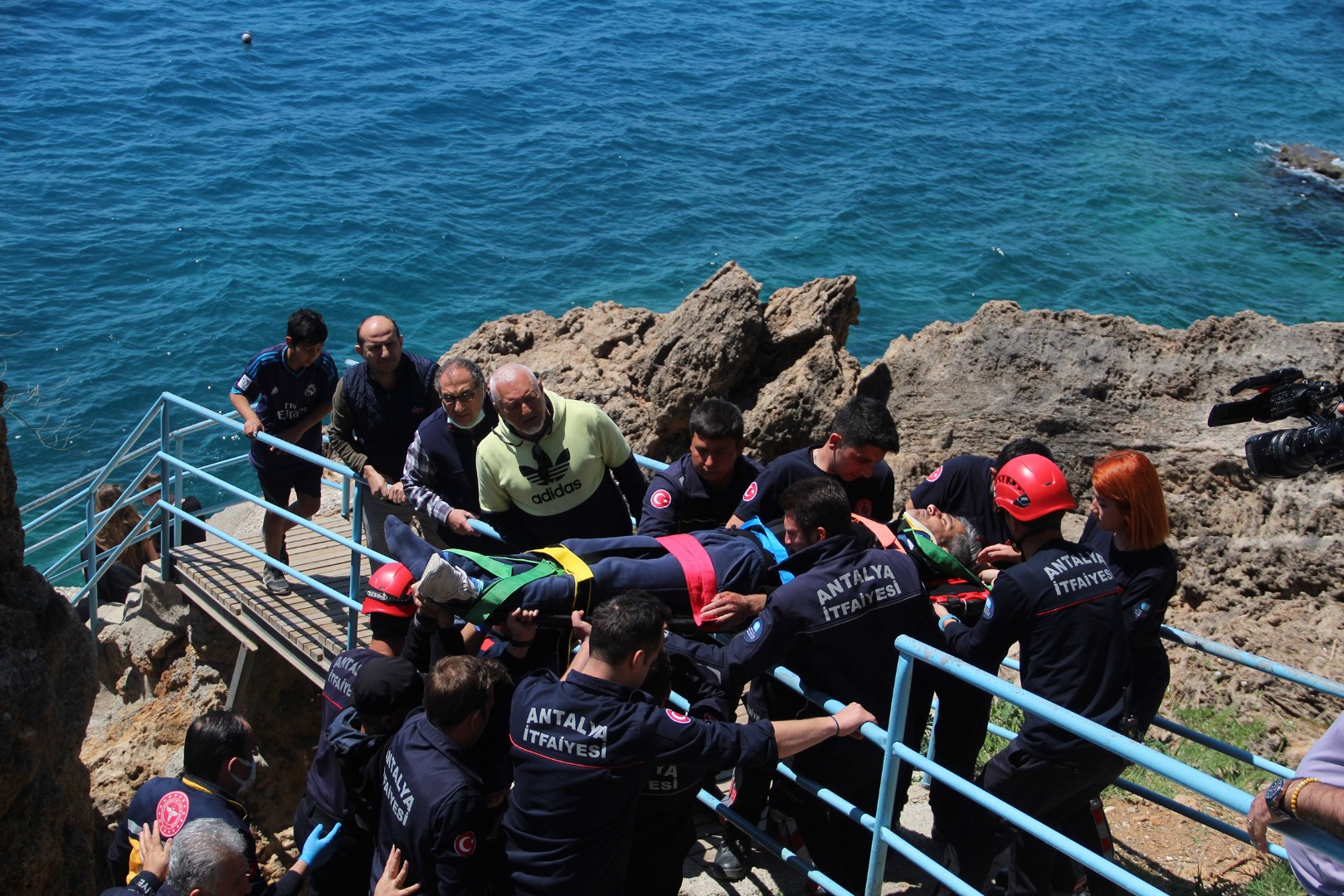Çöp toplamak için çıktığı falezlerden düştü - Resim: 2