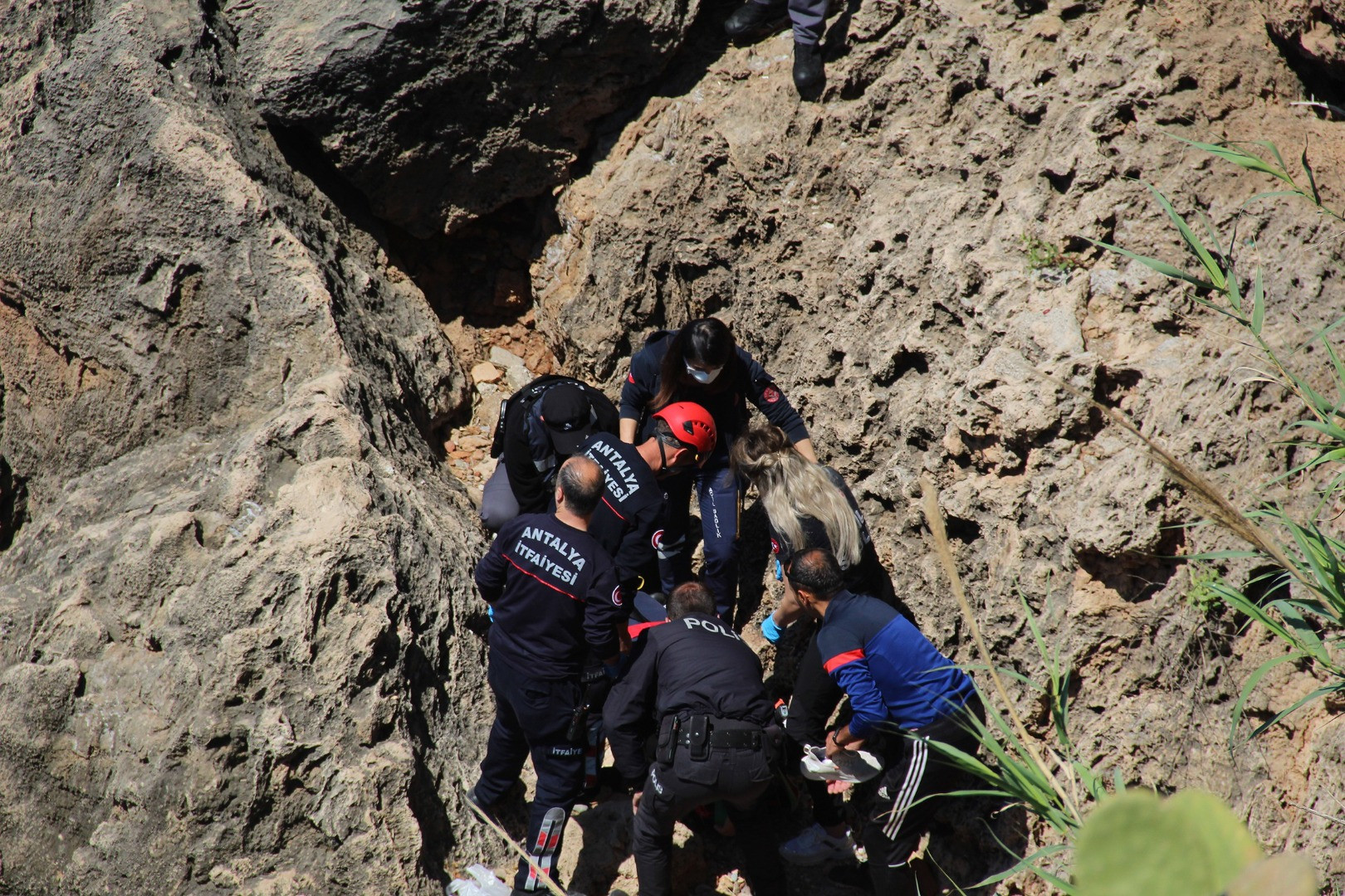 Çöp toplamak için çıktığı falezlerden düştü - Resim: 8
