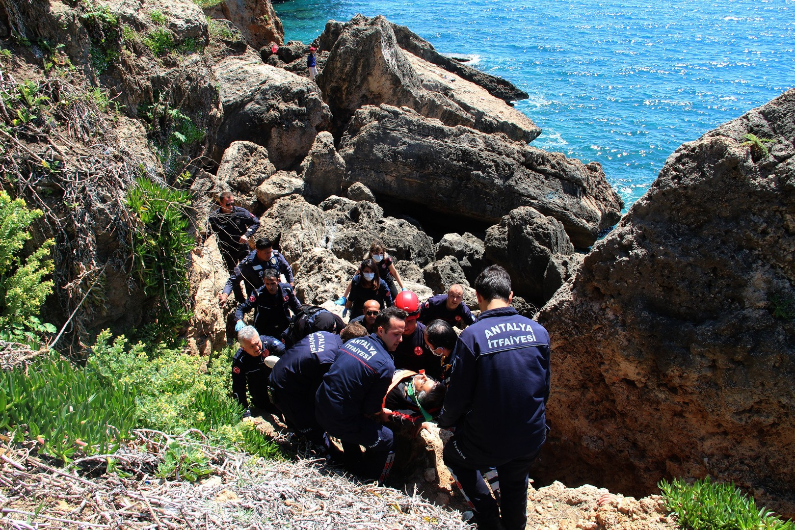 Çöp toplamak için çıktığı falezlerden düştü - Resim: 6