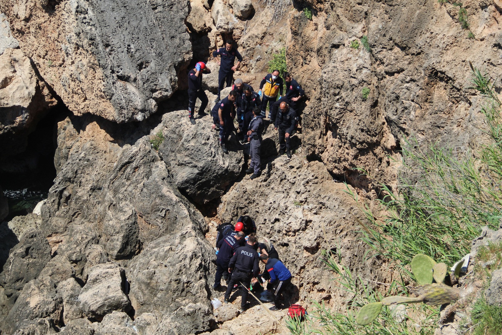 Çöp toplamak için çıktığı falezlerden düştü - Resim: 3