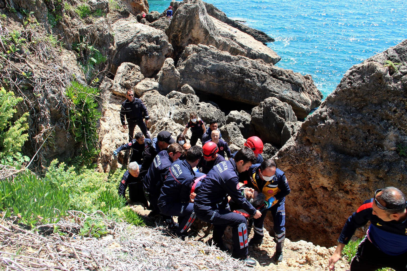 Çöp toplamak için çıktığı falezlerden düştü - Resim: 4