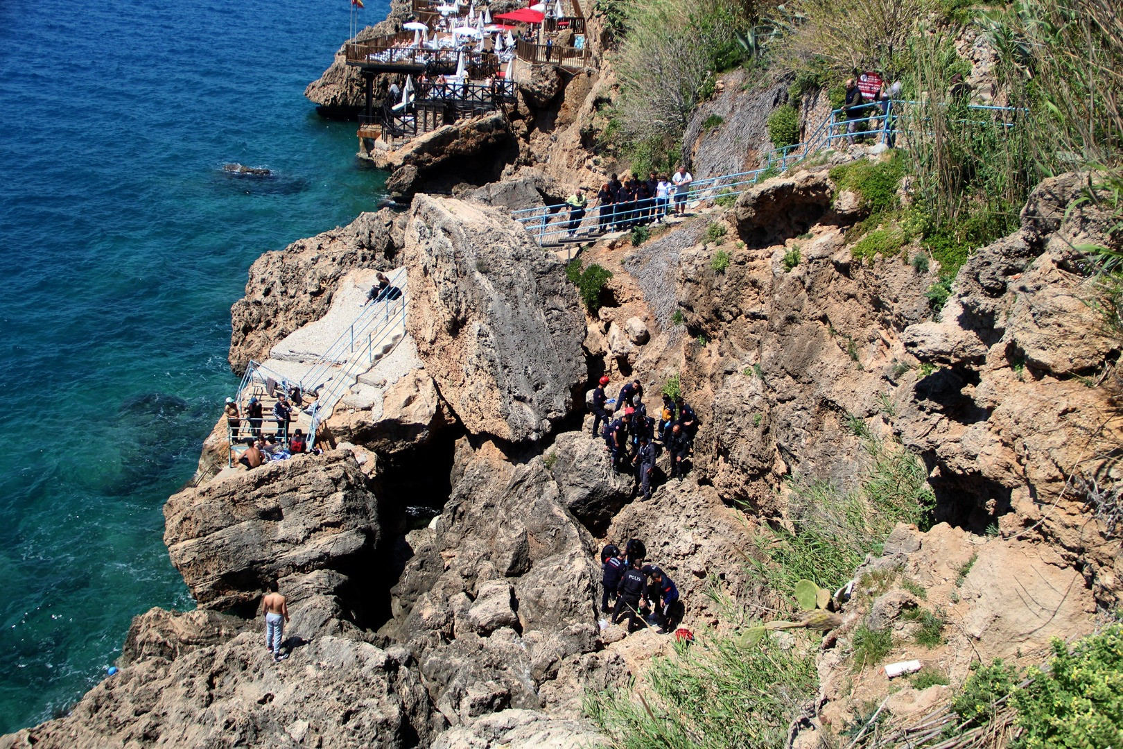 Çöp toplamak için çıktığı falezlerden düştü - Resim: 9