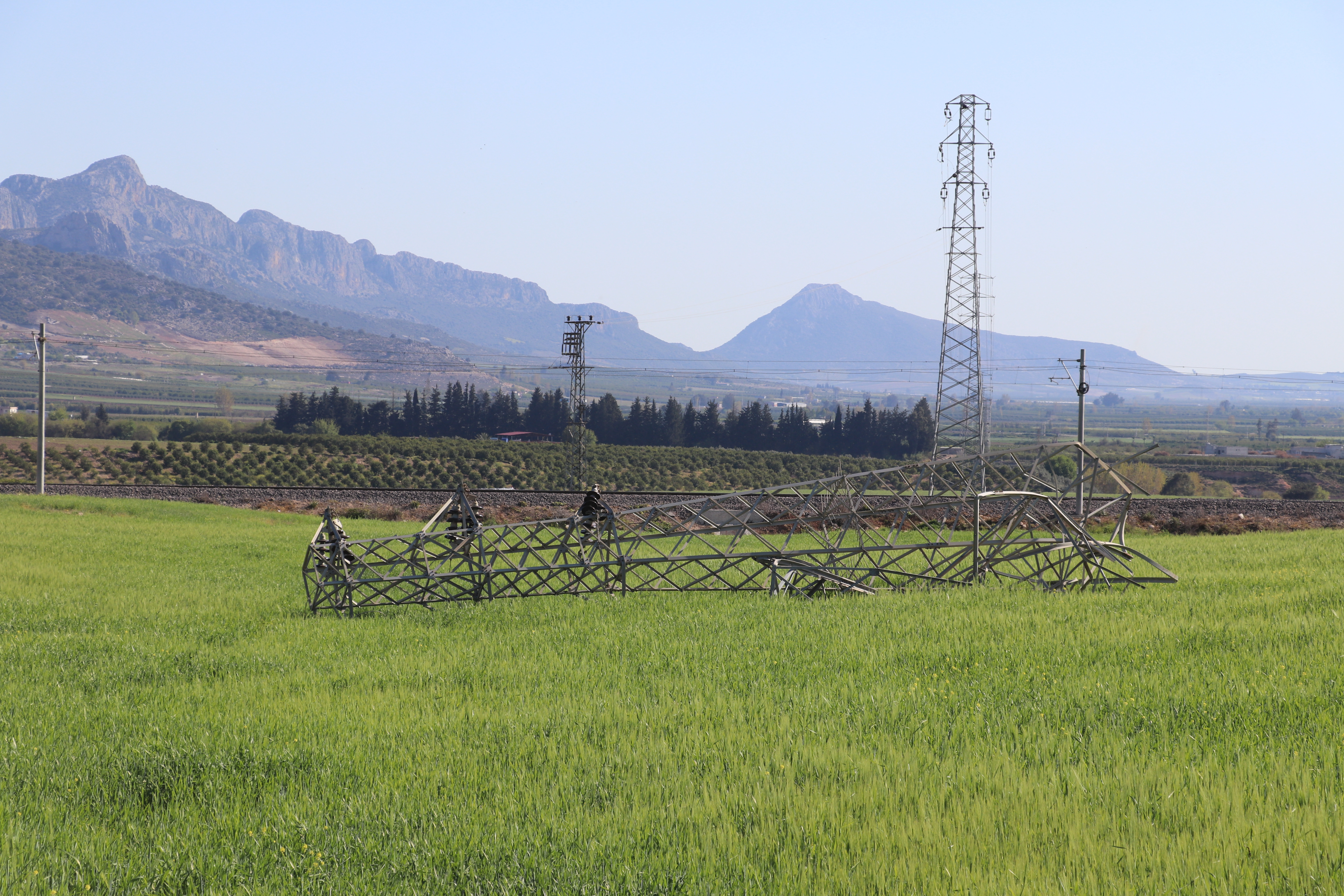 Demirleri çalınan elektrik direği devrildi - Resim: 4