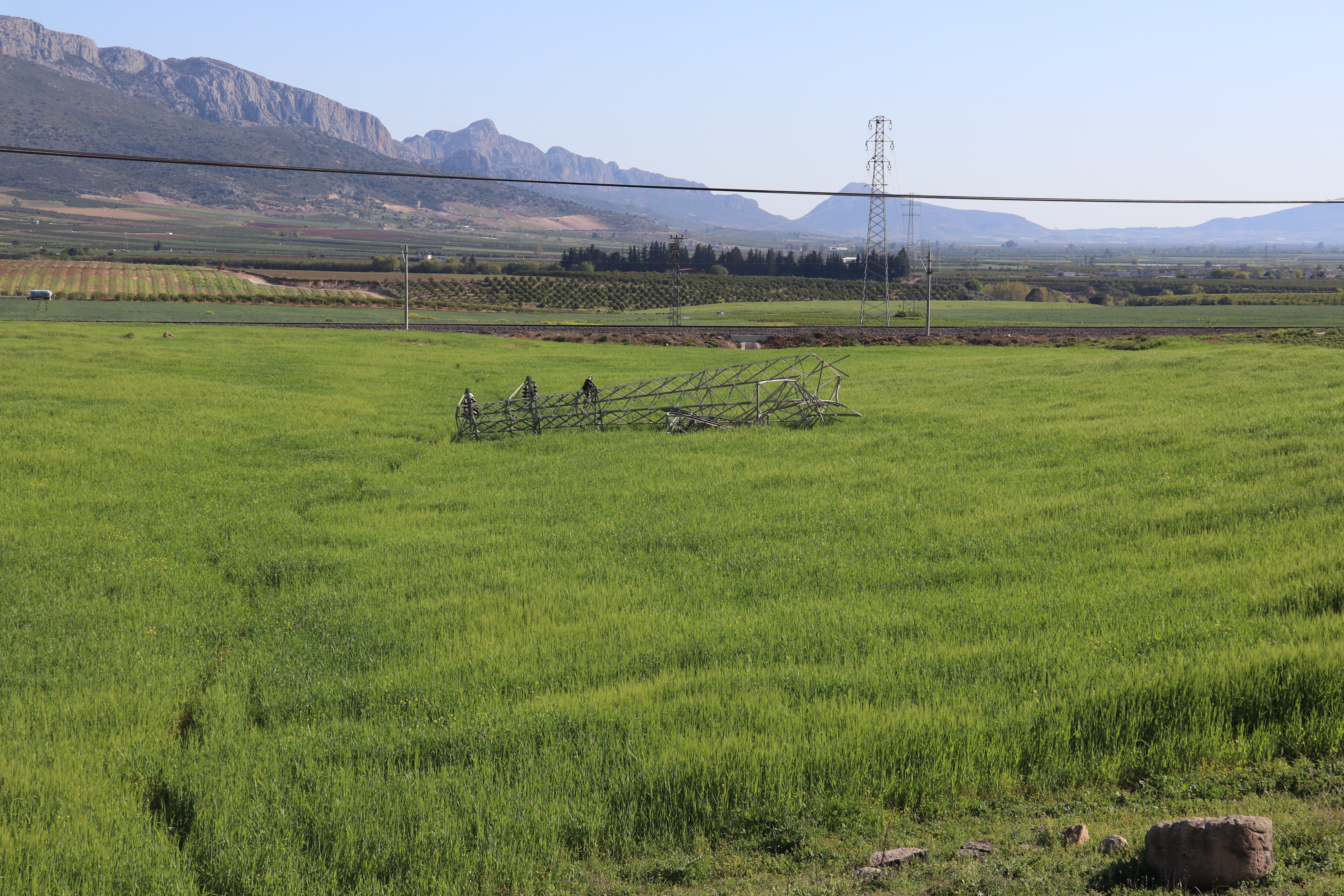 Demirleri çalınan elektrik direği devrildi - Resim: 2