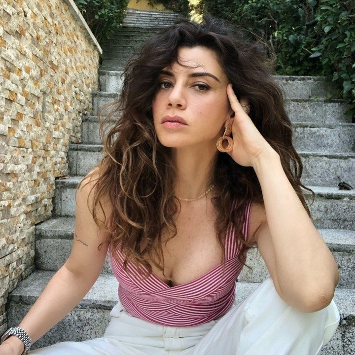 Kulüp dizisinin güzel Matilda'sı Gökçe Bahadır, göğüs dekoltesiyle olay oldu - Resim: 18