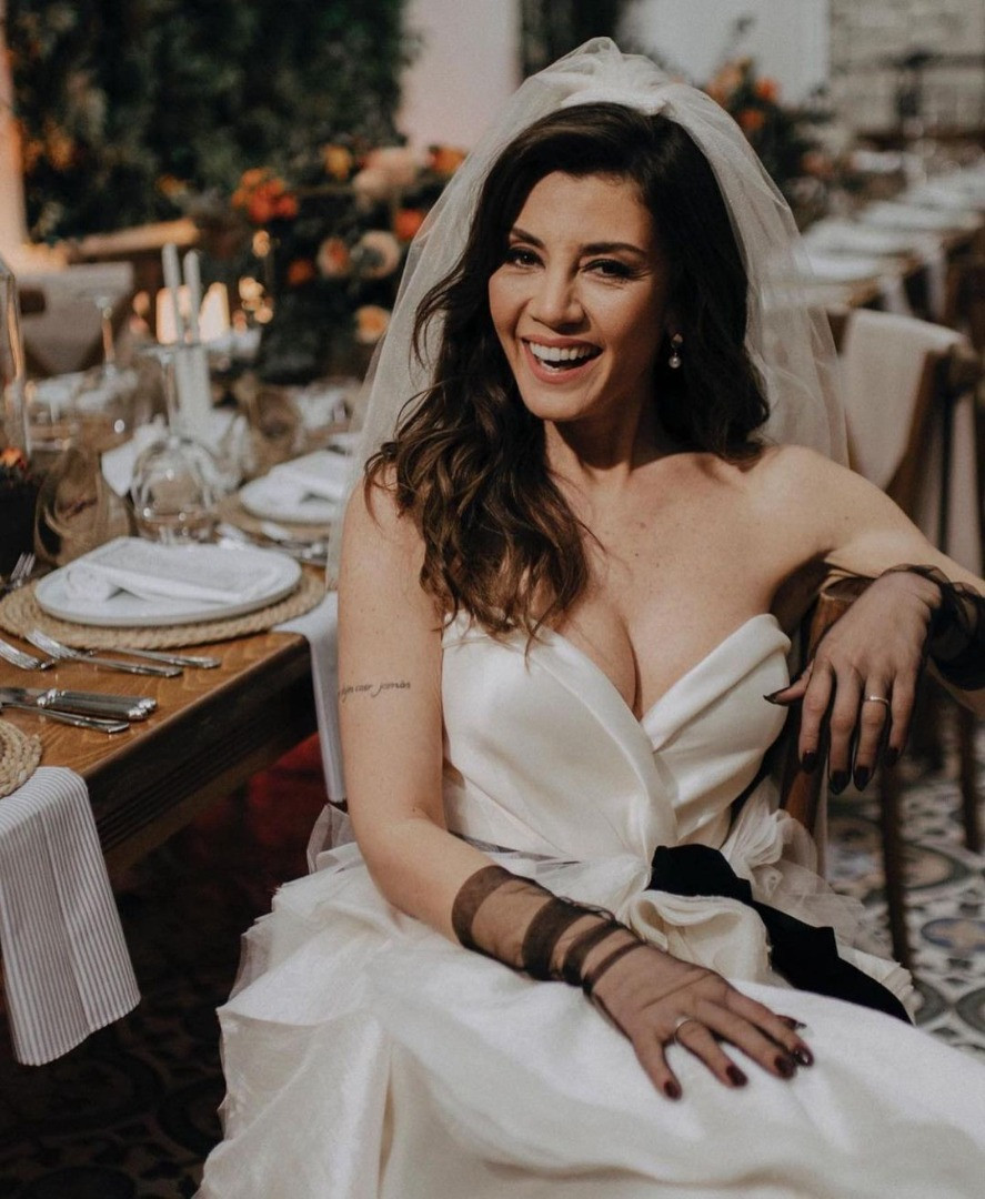 Kulüp dizisinin güzel Matilda'sı Gökçe Bahadır, göğüs dekoltesiyle olay oldu - Resim: 17