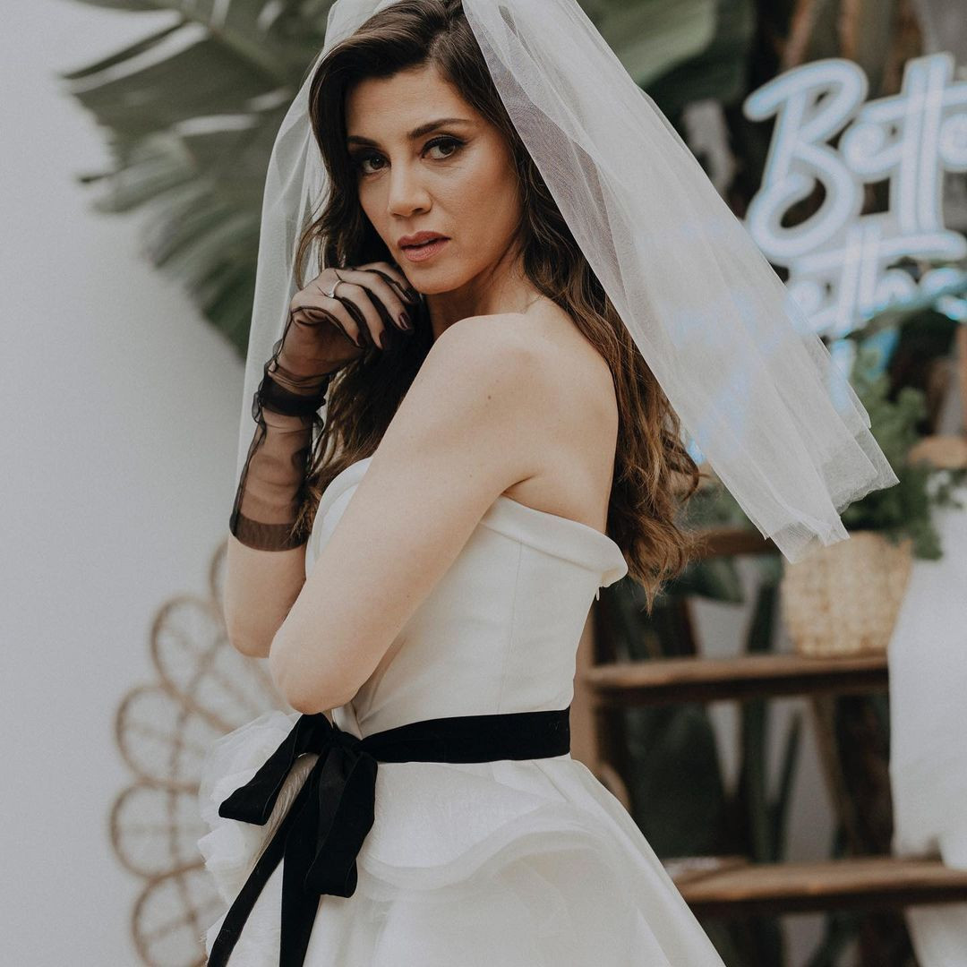 Kulüp dizisinin güzel Matilda'sı Gökçe Bahadır, göğüs dekoltesiyle olay oldu - Resim: 11