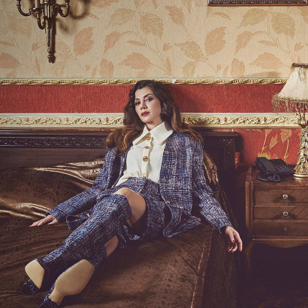 Kulüp dizisinin güzel Matilda'sı Gökçe Bahadır, göğüs dekoltesiyle olay oldu - Resim: 2