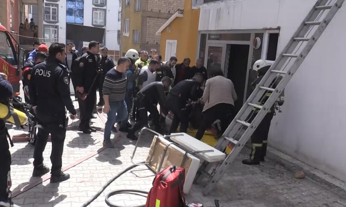 İş yerini ateşe verip kendini içeri kilitledi - Resim: 1