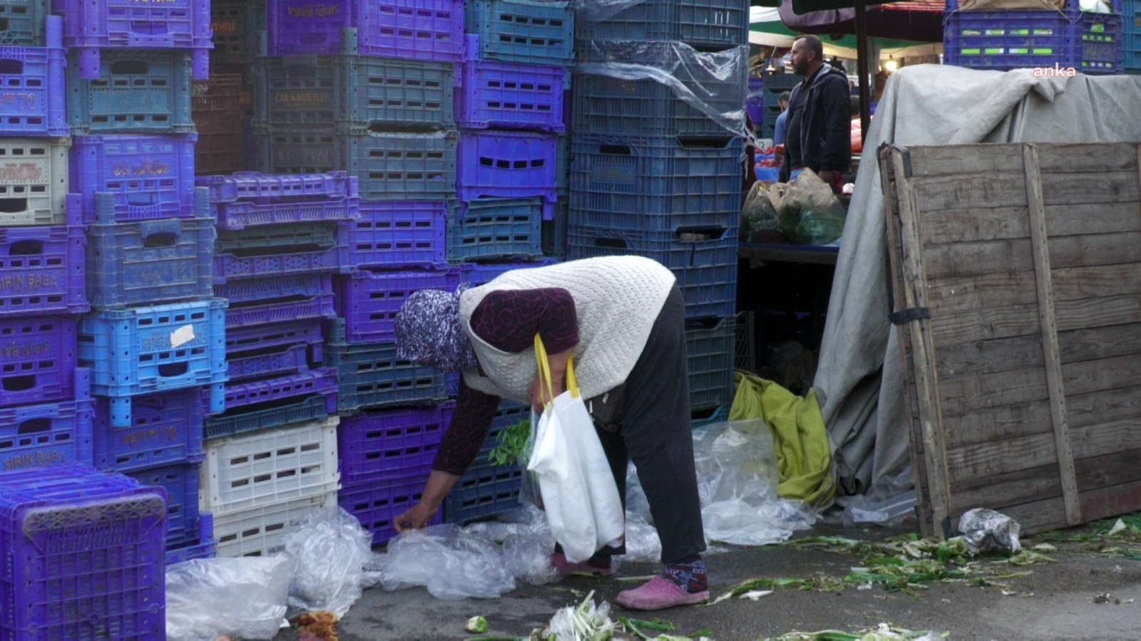 Uçan ekonomimizin göstergesi: Çürük sebze meyveleri belediye değil vatandaş topluyor - Resim: 4