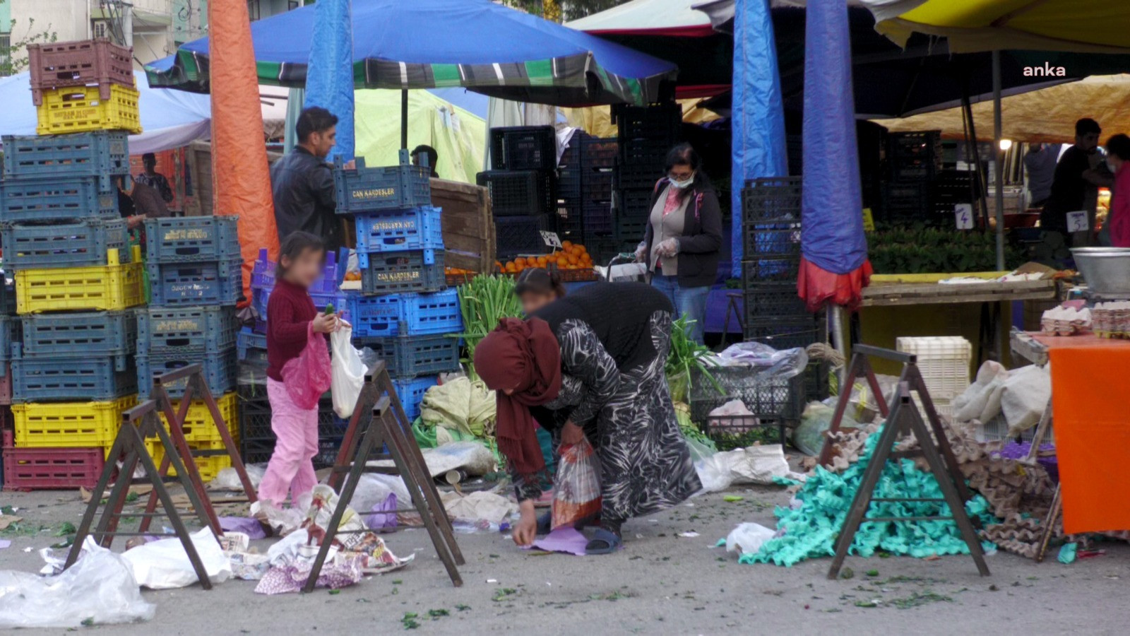 Uçan ekonomimizin göstergesi: Çürük sebze meyveleri belediye değil vatandaş topluyor - Resim: 5