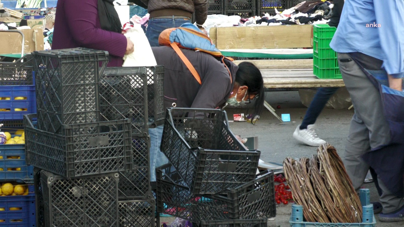 Uçan ekonomimizin göstergesi: Çürük sebze meyveleri belediye değil vatandaş topluyor - Resim: 6
