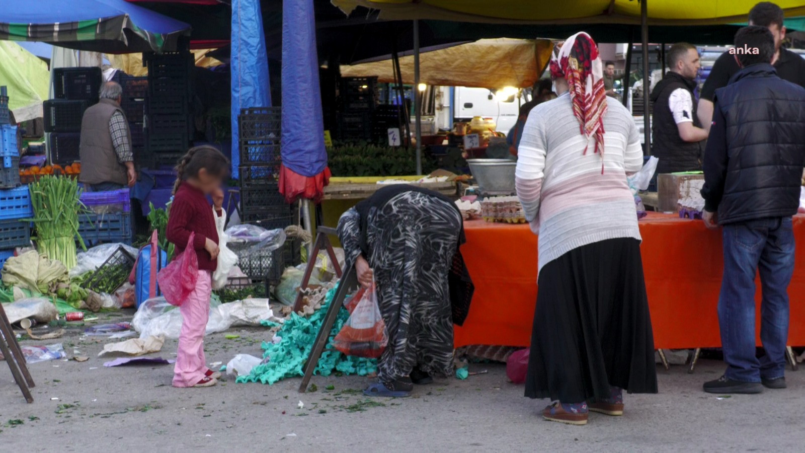 Uçan ekonomimizin göstergesi: Çürük sebze meyveleri belediye değil vatandaş topluyor - Resim: 1