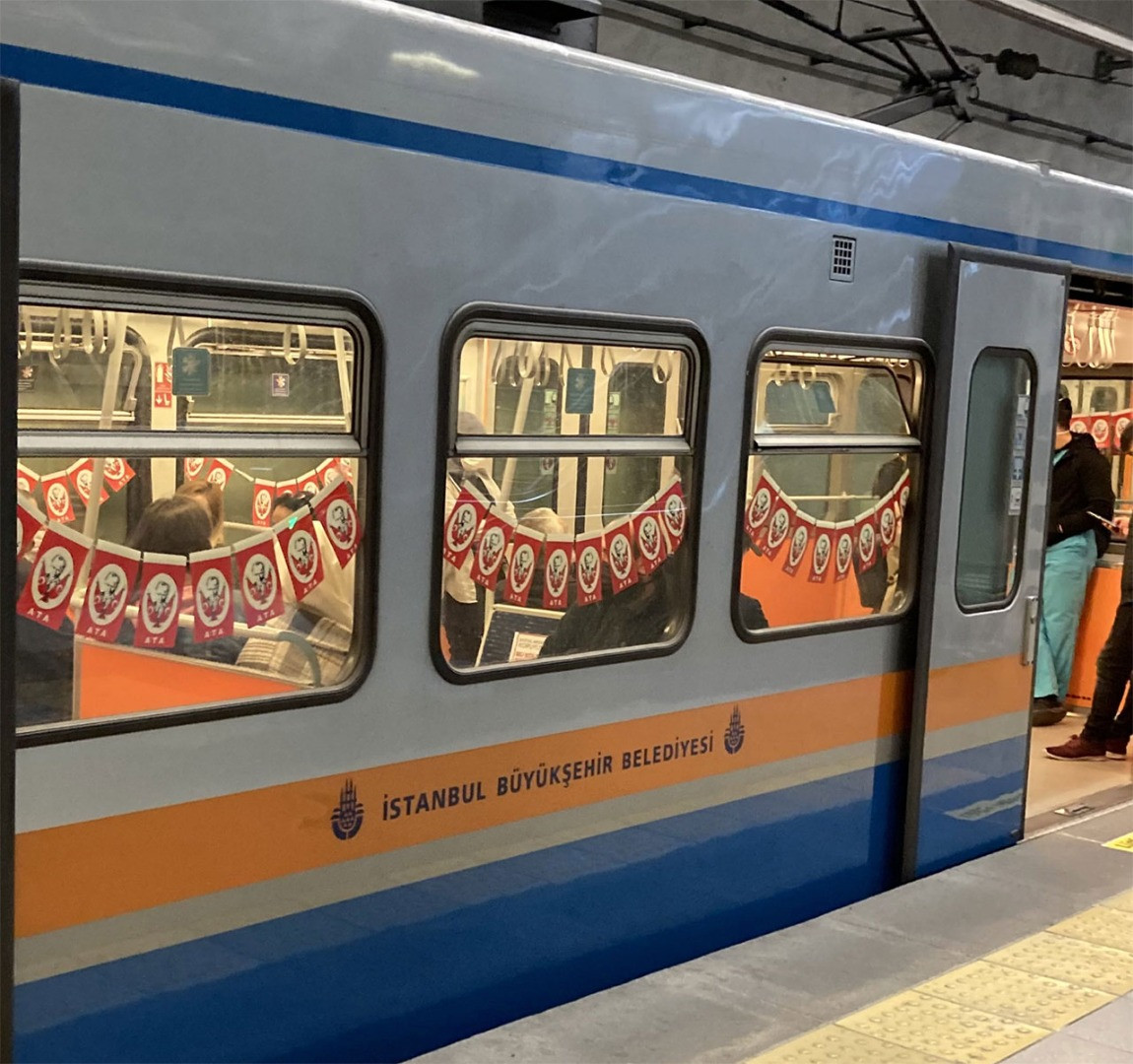 İBB, metroları 23 Nisan için gelin gibi süsledi. Çocukluğumuza geri götüren süslemelerle donatıldı - Resim: 1