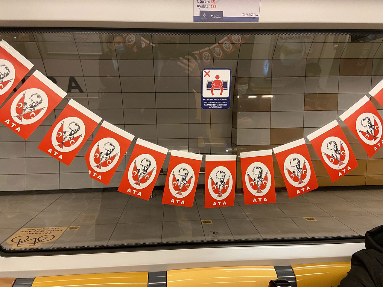 İBB, metroları 23 Nisan için gelin gibi süsledi. Çocukluğumuza geri götüren süslemelerle donatıldı - Resim: 2