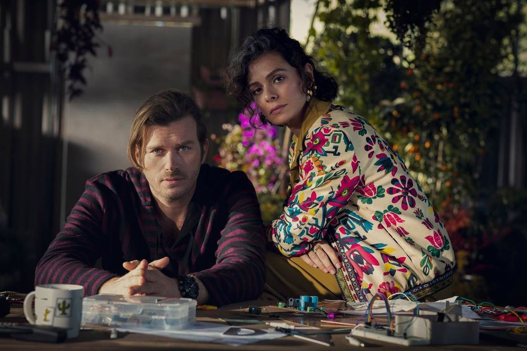 Skandal dizi ''Yakamoz S 245''de, Kıvanç Tatlıtuğ ve Özge Özpirinççi'nin sevişme sahneleri olay oldu - Resim: 1