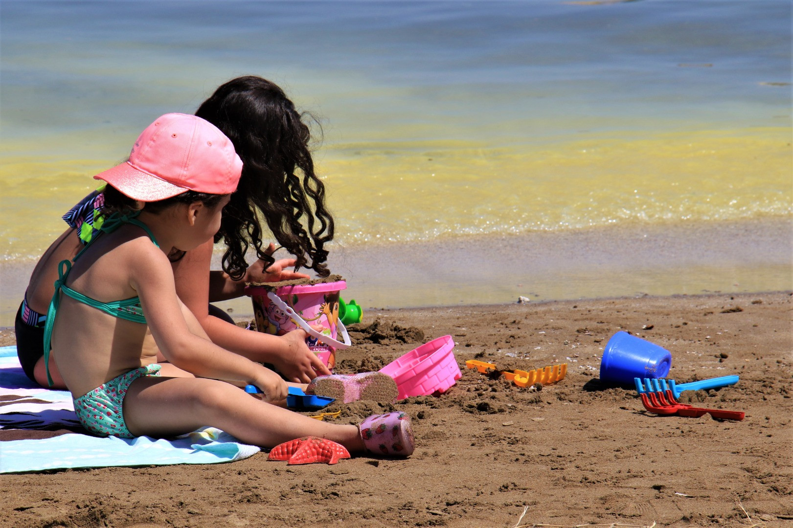 Mersin'de korkutan görüntü: Kızkalesi sahili başta olmak üzere birçok bölgede sahil sarıya büründü, binlerce arı telef oldu - Resim: 3