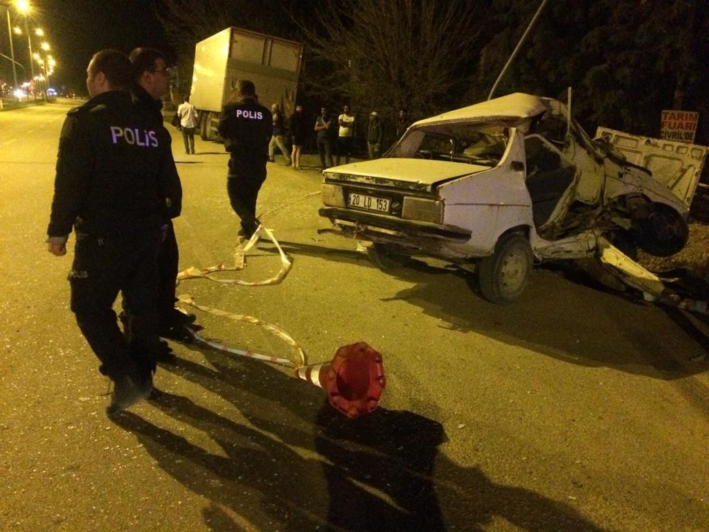 Işık ihlali yapan kamyon otomobili hurdaya çevirdi - Resim: 2