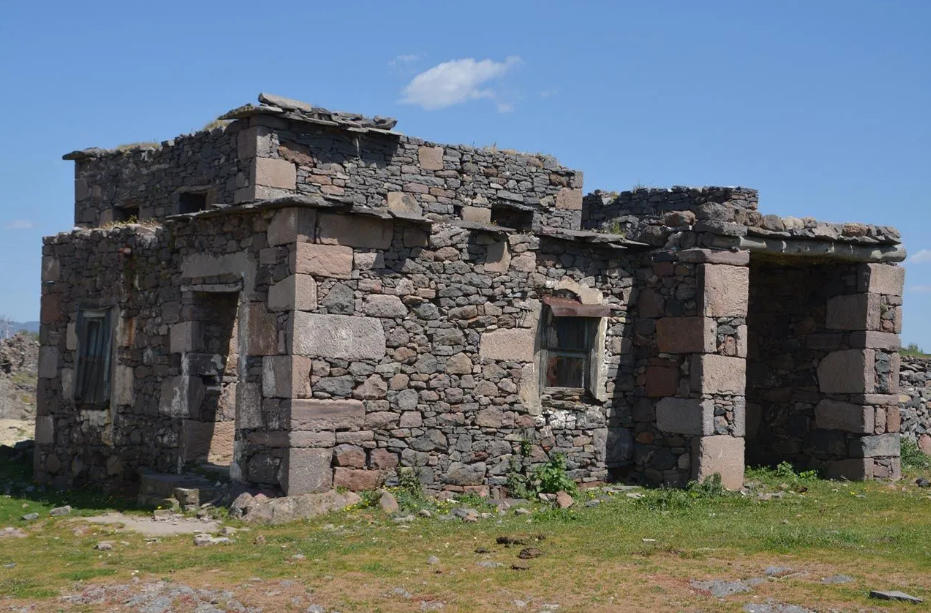 Bu köyde sadece 10 kişi yaşıyor. Sinemacılar hayalet köyde korku filmi çekmek için birbiriyle yarışıyor - Resim: 8