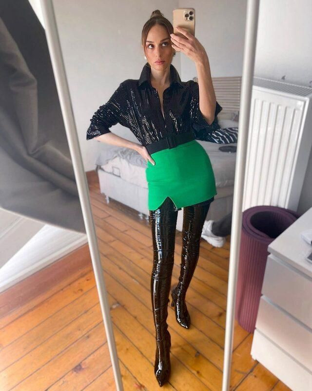 Nilperi Şahinkaya, sütyen ile poz verince hayranları ''Böyle olmaz, keşke füze atsaydın'' diye yorum yaptı - Resim: 2