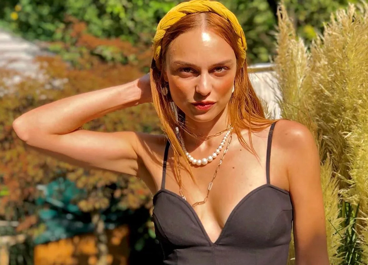 Nilperi Şahinkaya, sütyen ile poz verince hayranları ''Böyle olmaz, keşke füze atsaydın'' diye yorum yaptı - Resim: 1