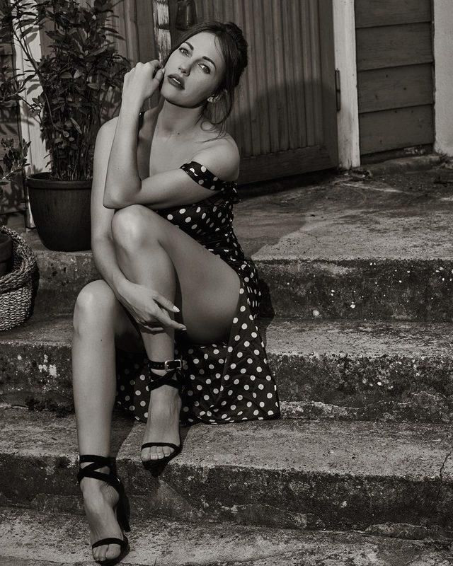 Meryem Uzerli, mini eteğiyle poz verdi. - Resim: 4