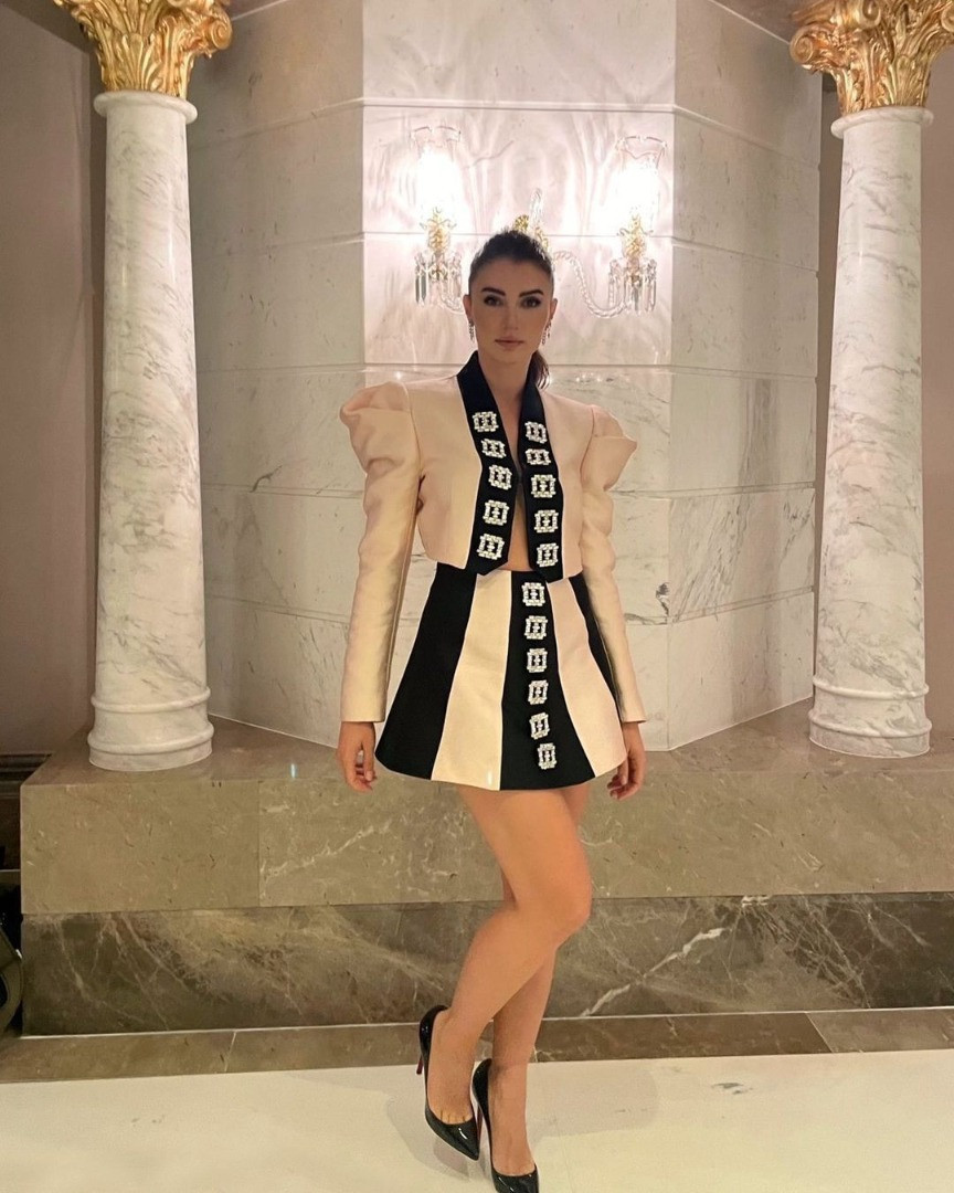 Burcu Özberk, dekolteden vazgeçmiyor. - Resim: 18