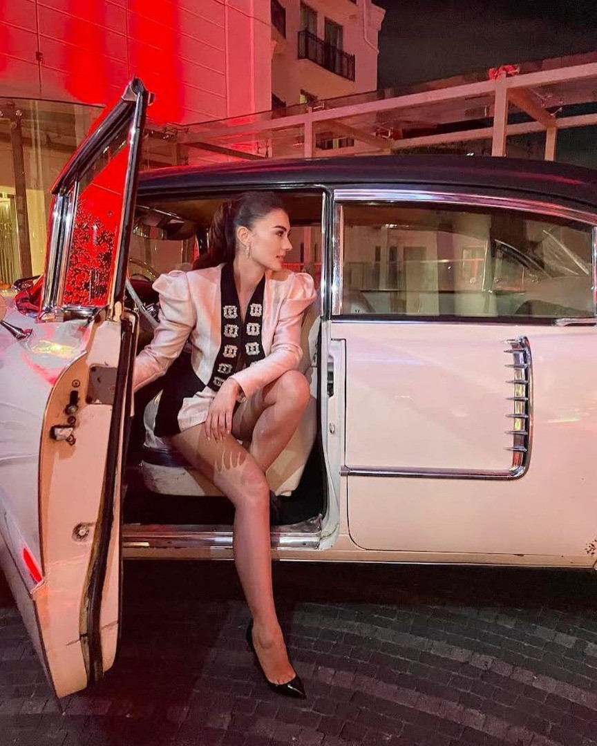 Burcu Özberk, dekolteden vazgeçmiyor. - Resim: 16