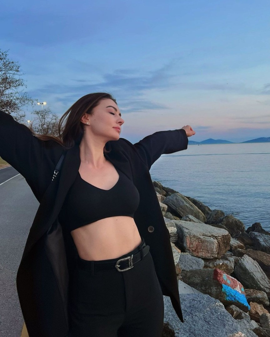 Burcu Özberk, dekolteden vazgeçmiyor. - Resim: 15