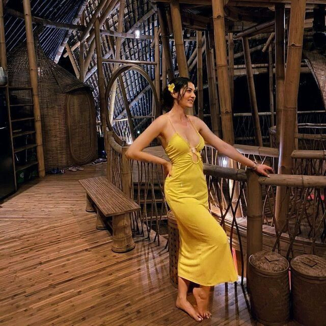 Burcu Özberk, dekolteden vazgeçmiyor. - Resim: 10