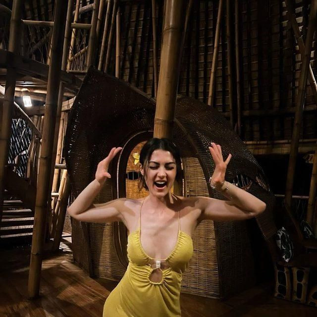 Burcu Özberk, dekolteden vazgeçmiyor. - Resim: 9